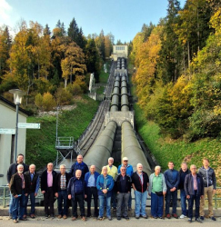 Die Altersmannschaft vor den Rohren des Kraftwerk Häusern (Foto: Riccardo Abbate)