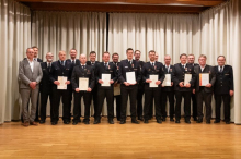 (v.l.n.r): Bürgermeister Oliver Fiedel, Kommandant Tobias Lehr, stellv. Kreisbrandmeister Dietmar Fink, Florian Wunderle (Brandmeister), Manuel Schneider, Christian Dürr (beide Hauptlöschmeister), Tobias Steinebrunner (Löschmeister), Alexander Mühl, Tobias Moser, Johannes Albrecht, Christoph Wetzel, Tobias Schwarz und Lukas Albrecht (alle Landesehrung Bronze), Wolfram Rotzinger, Mario Bernauer (beide Landesehrung in Gold), Ingo Zahoransky (stellv. Vorsitzender KFV), Andreas Wießner (Deutsche Feuerwehr Ehrenmedaille DFV), Bruno Schmidt (stellv. Vorsitzender KFV)

